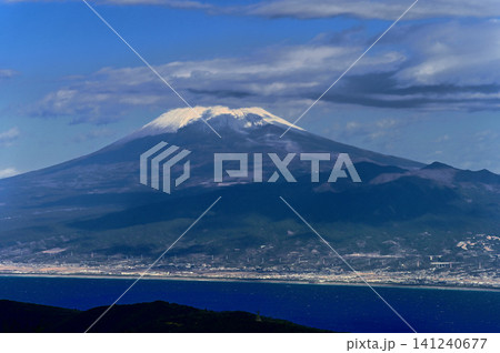伊豆半島の伊豆山稜線歩道　達磨山山頂より望む雲に隠れる富士山 141240677
