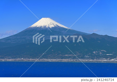 伊豆半島の伊豆山稜線歩道 だるま山高原レストハウスから望む雪の富士山 伊豆半島の伊豆山稜線歩道 だるま山高原レストハウスから望む雪の富士山 141240714