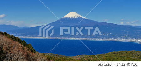 伊豆半島の伊豆山稜線歩道 だるま山高原レストハウスから望む富士山のパノラマ 伊豆半島の伊豆山稜線歩道 だるま山高原レストハウスから望む富士山のパノラマ 141240716