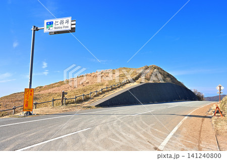 伊豆半島の伊豆山稜線歩道 仁科峠の船原峠方面入口 静岡県道59号伊東西伊豆線を横断する縦走路 伊豆半島の伊豆山稜線歩道 仁科峠の船原峠方面入口 静岡県道59号伊東西伊豆線を横断する縦走路 141240800