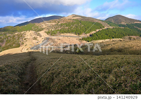 伊豆半島の伊豆山稜線歩道　風早峠付近の草原の縦走路　ミソウ台と魂ノ山を望む 141240929