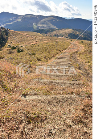 伊豆半島の伊豆山稜線歩道　宇久須峠付近の縦走路と後藤山、仁科峠展望台 141240946