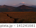 伊豆半島の仁科峠展望台より 朝焼けの富士山と伊豆山稜線歩道の縦走路 伊豆半島の仁科峠展望台より 朝焼けの富士山と伊豆山稜線歩道の縦走路 141241081