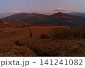 伊豆半島の仁科峠展望台より 朝焼けの富士山と伊豆山稜線歩道の縦走路 伊豆半島の仁科峠展望台より 朝焼けの富士山と伊豆山稜線歩道の縦走路 141241082
