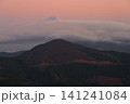 伊豆半島 伊豆山稜線歩道の仁科峠展望台より 夜明けを迎える富士山と魂ノ山 伊豆半島 伊豆山稜線歩道の仁科峠展望台より 夜明けを迎える富士山と魂ノ山 141241084