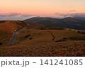伊豆半島の仁科峠展望台より 夜明けを迎える富士山と伊豆山稜線歩道の縦走路 伊豆半島の仁科峠展望台より 夜明けを迎える富士山と伊豆山稜線歩道の縦走路 141241085