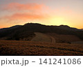 伊豆半島の仁科峠展望台より 朝焼けに染まる伊豆山稜線歩道の空 伊豆半島の仁科峠展望台より 朝焼けに染まる伊豆山稜線歩道の空 141241086