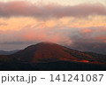 伊豆半島 伊豆山稜線歩道の仁科峠展望台より 朝日に染まる富士山と魂ノ山 伊豆半島 伊豆山稜線歩道の仁科峠展望台より 朝日に染まる富士山と魂ノ山 141241087