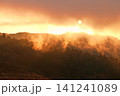 伊豆半島の伊豆山稜線歩道 仁科峠展望台より 朝日に染まる流れる雲 伊豆半島の伊豆山稜線歩道 仁科峠展望台より 朝日に染まる流れる雲 141241089