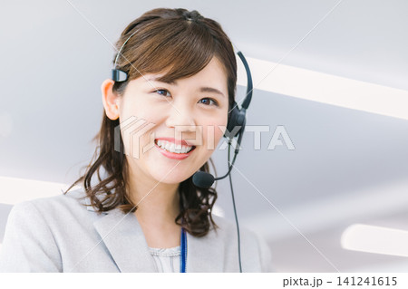 コールセンターで働く女性オペレーター コールセンターで働く女性オペレーター 141241615
