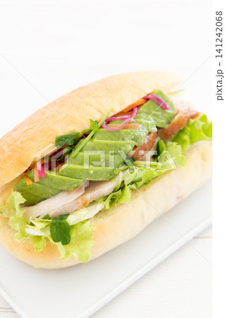おいしいスモークチキンアボカドフォカッチャサンド おいしいスモークチキンアボカドフォカッチャサンド 141242068