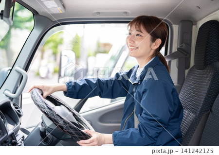 女性トラックドライバー 141242125