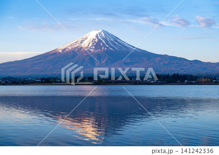 早朝の河口湖から見た富士山 早朝の河口湖から見た富士山 141242336