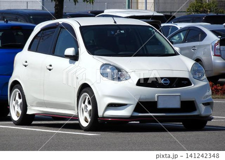 駐車場に並んだ乗用車 駐車場に並んだ乗用車 141242348