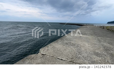 浜益川導流堤と日本海の風景　北海道石狩市 141242378