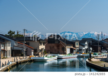 富山県射水市 内川の街並みと遠くに見える立山連峰の風景 富山県射水市 内川の街並みと遠くに見える立山連峰の風景 141242893