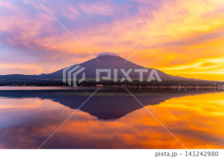 【山梨県】にわかに夕焼け空に包まれた山中湖と富士山 141242980