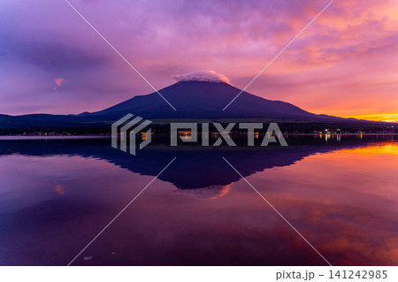 【山梨】にわかに夕焼け空に包まれた山中湖と富士山 【山梨】にわかに夕焼け空に包まれた山中湖と富士山 141242985
