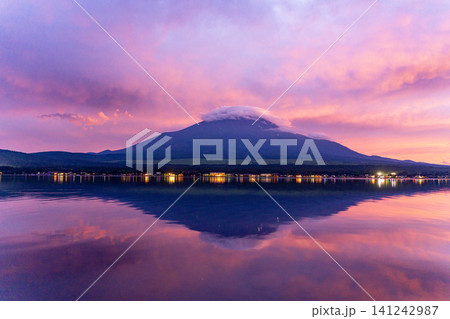 【山梨】にわかに夕焼け空に包まれた山中湖と富士山 【山梨】にわかに夕焼け空に包まれた山中湖と富士山 141242987