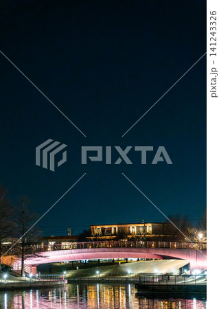 富山県富山市 富岩運河環水公園の夜景と水面に映る橋のライトアップ 富山県富山市 富岩運河環水公園の夜景と水面に映る橋のライトアップ 141243326