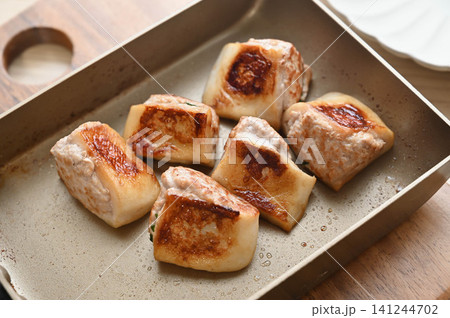 フライパンで焼いたはんぺんのひき肉挟み 141244702
