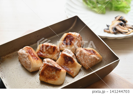 フライパンで焼いたはんぺんのひき肉挟み 141244703