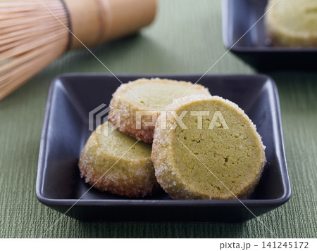 皿に盛られた抹茶クッキー 皿に盛られた抹茶クッキー 141245172
