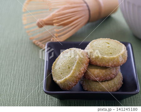 皿に盛られた抹茶クッキー 皿に盛られた抹茶クッキー 141245180