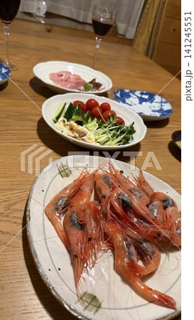 ログハウスで佐渡産の甘えびと刺身 ログハウスで佐渡産の甘えびと刺身 141245551