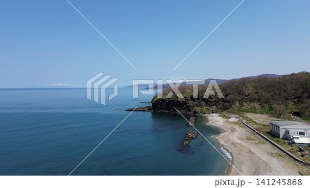 北海道島牧村 千走川河口と透明度の高い日本海を上空から望むドローン空撮 141245868