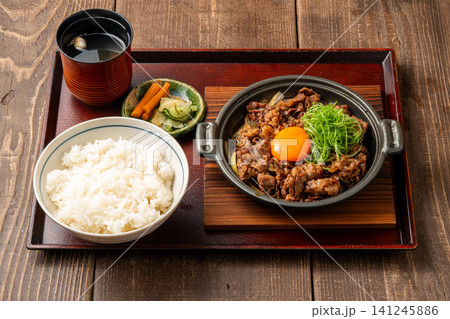 バランス抜群!豪華なすき焼き定食 バランス抜群!豪華なすき焼き定食 141245886