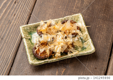 炭火で香ばしく焼いた椎茸 炭火で香ばしく焼いた椎茸 141245930