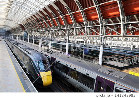 ロンドン・パディントン駅に停まる列車 ロンドン・パディントン駅に停まる列車 141245983