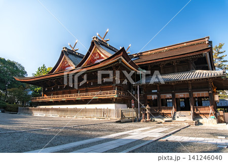 岡山県岡山市 青空に映える国宝・吉備津神社本殿の美しい比翼入母屋造（吉備津造） 141246040
