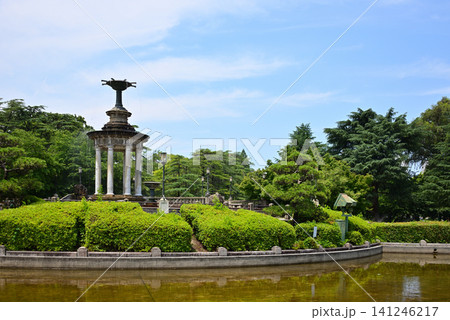 青空の下、池のほとりに佇む鶴舞公園の噴水塔の風景3 青空の下、池のほとりに佇む鶴舞公園の噴水塔の風景3 141246217
