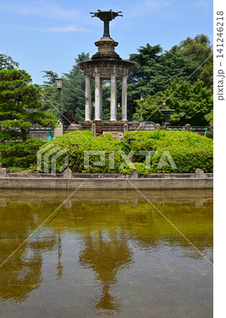 青空の下、池のほとりに佇む鶴舞公園の噴水塔の風景4 青空の下、池のほとりに佇む鶴舞公園の噴水塔の風景4 141246218