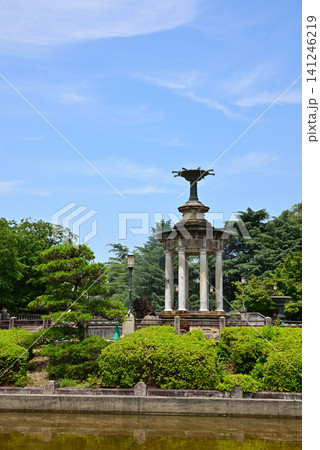 青空の下、池のほとりに佇む鶴舞公園の噴水塔の風景5 青空の下、池のほとりに佇む鶴舞公園の噴水塔の風景5 141246219