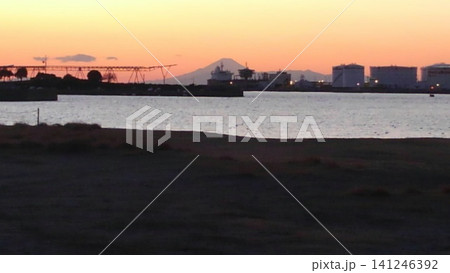 海岸から見た夕焼けの空と、山 海岸から見た夕焼けの空と、山 141246392