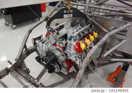 NASCAR車両のエンジンとフレーム NASCAR車両のエンジンとフレーム 141246401
