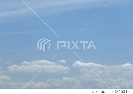 夏の青空に広がる白い雲の風景 141246830