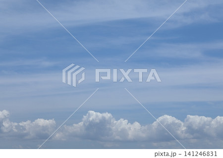 夏の青空に広がる白い雲の風景 夏の青空に広がる白い雲の風景 141246831