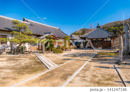 岡山県岡山市 青空の下に広がる普賢院の美しい境内 岡山県岡山市 青空の下に広がる普賢院の美しい境内 141247196