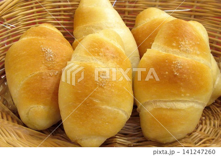 籠に並んだ焼きたてのパン 籠に並んだ焼きたてのパン 141247260