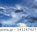 青空に浮かぶ色々な雲 141247427
