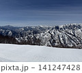 早春、雪、山肌 141247428