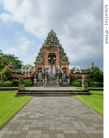 世界遺産インドネシア・バリ島タマンアユン寺院の美しい正面の彫刻門 世界遺産インドネシア・バリ島タマンアユン寺院の美しい正面の彫刻門 141247674