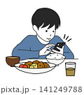食事中にスマホを見ながらごはんを食べる子どものイラスト 141249788