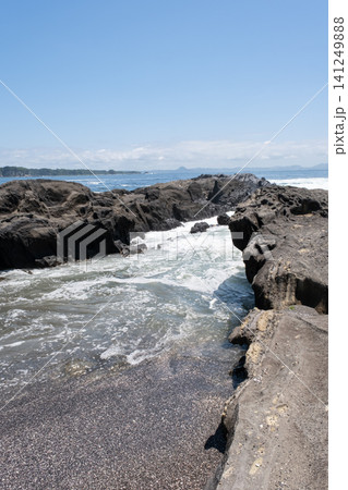 神奈川県立城ヶ島公園の磯に寄せる波 神奈川県立城ヶ島公園の磯に寄せる波 141249888