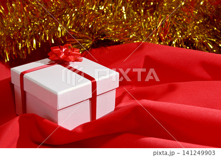 クリスマスプレゼントの赤いリボンの白い箱 クリスマスプレゼントの赤いリボンの白い箱 141249903