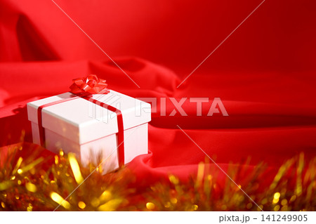 クリスマスプレゼントの赤いリボンの白い箱 クリスマスプレゼントの赤いリボンの白い箱 141249905